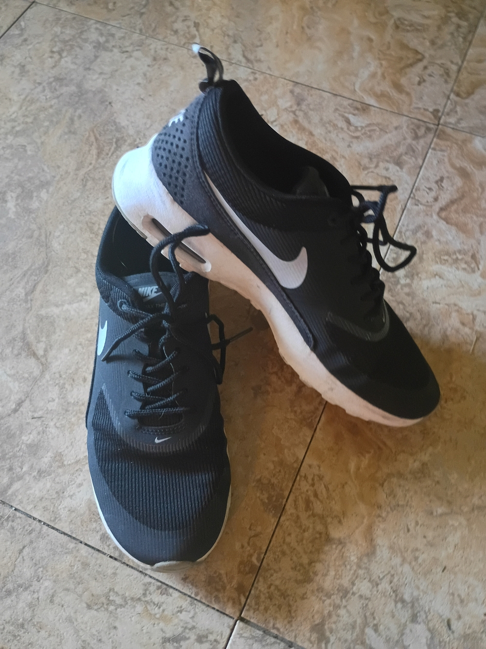 Nike Womens Black Athletic Running Shoes with White Swoosh